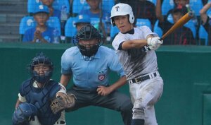 九回裏東邦2死二塁、鈴木理は左前にサヨナラ打を放つ。捕手奥村