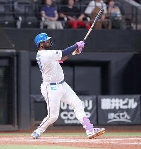 日本ハム対ロッテ　8回裏日本ハム2死、左越え本塁打を放つレイエス(撮影･黒川智章)