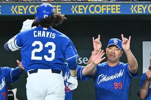 巨人対中日　6回表中日無死、ソロ本塁打を放ったチェイビス(手前)を祝福する井上監督(撮影･滝沢徹郎)