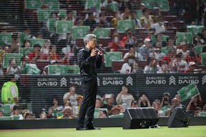 広島対阪神　5回裏終了後、イマジンを歌う吉川晃司(撮影･加藤孝規)