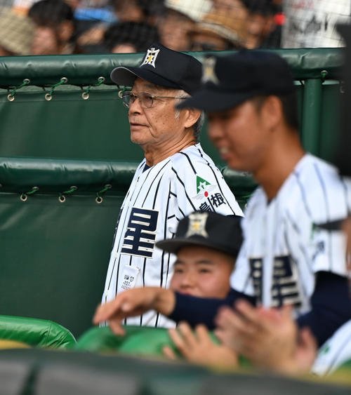 開星対仙台育英　ベンチから指揮を執る開星･野々村監督(撮影･和賀正仁)