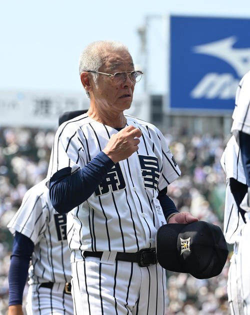 開星対仙台育英　仙台育英に敗れ応援団にあいさつする開星･野々村監督(撮影･和賀正仁)