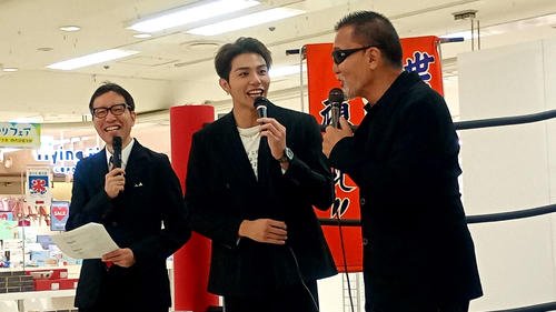 軽妙なトークを行った武知海青(中央)と蝶野正洋(右)(左は清野茂樹アナ)