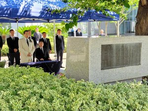 8月4日、戦没同窓生の慰霊碑の前で、慰霊式を行う日体大の松浪健四郎理事長(白い服)ら