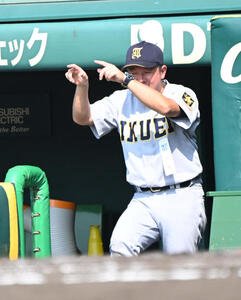 開星対仙台育英　5回、ベンチから指示を出す仙台育英･須江監督(撮影･和賀正仁)