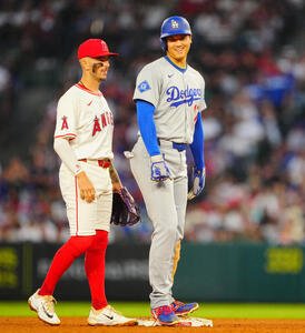 エンゼルス対ドジャース　4回表ドジャース1死満塁、塁上でネト(左)と談笑する大谷(撮影･垰建太)