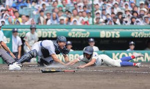 横浜対綾羽　1回裏綾羽1死一、三塁、北川陽聖は山本迅一郎の右先制犠飛で生還する(撮影･宮崎幸一)