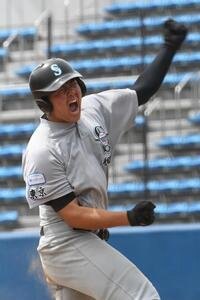世田谷西の浅田は5回表に逆転三塁打を放ち、猛烈なガッツポーズ(撮影･久我悟)