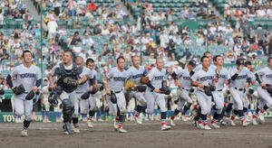 横浜対綾羽　綾羽を下して駆けだす横浜ナイン(撮影･宮崎幸一)