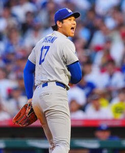 エンゼルス対ドジャース　3回裏、ファウルの打球を見て声を出すドジャース先発の大谷(撮影･垰建太)