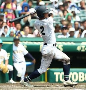 沖縄尚学対鳴門　9回表沖縄尚学1死満塁、宜野座は2点適時打を放つ(撮影･上田博志)