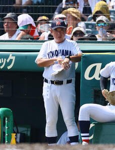 横浜対綾羽　3回、試合を見つめる横浜･村田監督(撮影･藤尾明華)
