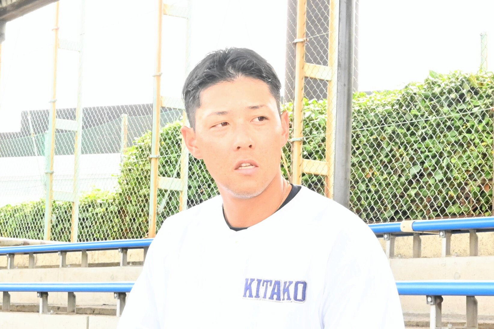 佐賀北の本村祥次監督=2025年8月12日、兵庫県尼崎市