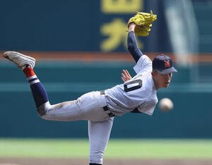 横浜対綾羽　4回、2番手で登板した横浜･織田(撮影･藤尾明華)