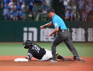 西武対ソフトバンク　9回表ソフトバンク2死一、二塁、川瀬の中前打に一塁走者嶺井(左)がオーバーランしアウト、試合終了となる(撮影･足立雅史)