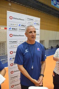 取材に応じた男子日本代表のジローナ監督(撮影･泉光太郎)