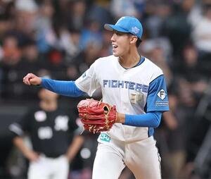 日本ハム対ロッテ　6回表ロッテ2死一、三塁、寺地を三振にとり笑顔の福島(撮影･黒川智章)