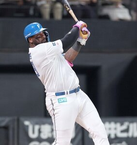 一回裏日本ハム1死一塁、右越え2点本塁打を放つレイエス＝日刊スポーツ