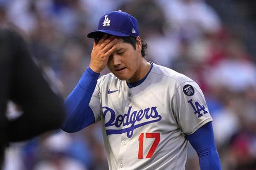 エンゼルス対ドジャース　汗を拭いながら引き揚げる大谷翔平(AP)