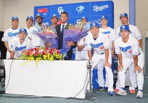 会見を終えた中田(左から5人目)はナインから花束を受け取り記念撮影に納まる(撮影･森本幸一)