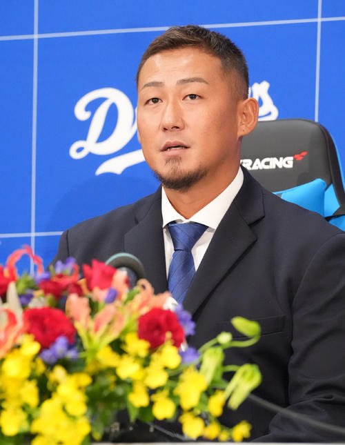 現役引退を表明し会見する中田(撮影･森本幸一)