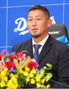 現役引退を表明し会見する中田(撮影･森本幸一)