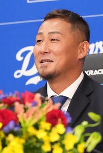 現役引退を表明し会見する中田(撮影･森本幸一)