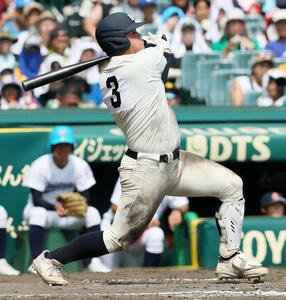 聖隷クリストファー対西日本短大付　8回裏西日本短大付無死一塁、中越え適時二塁打を放つ佐藤(撮影･加藤哉)