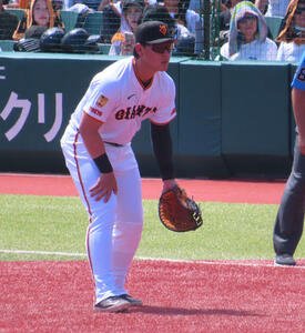 実戦復帰後初めて一塁の守備に就く巨人岡本(撮影･水谷京裕)