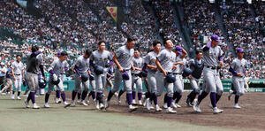 花巻東対東洋大姫路　東洋大姫路に敗れアルプススタンドへあいさつに向かう花巻東ナイン(撮影･加藤哉)