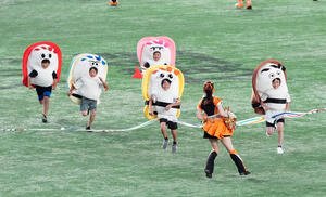 巨人対阪神　大接戦のすしレース。勝利したのは玉子(撮影･たえ見朱実)