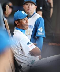 日本ハム対北海道社会人･学生選抜　グラウンドを見つめる稲葉2軍監督(撮影･黒川智章)