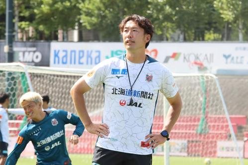 秋田戦前日練習に参加する札幌柴田監督(撮影･保坂果那)