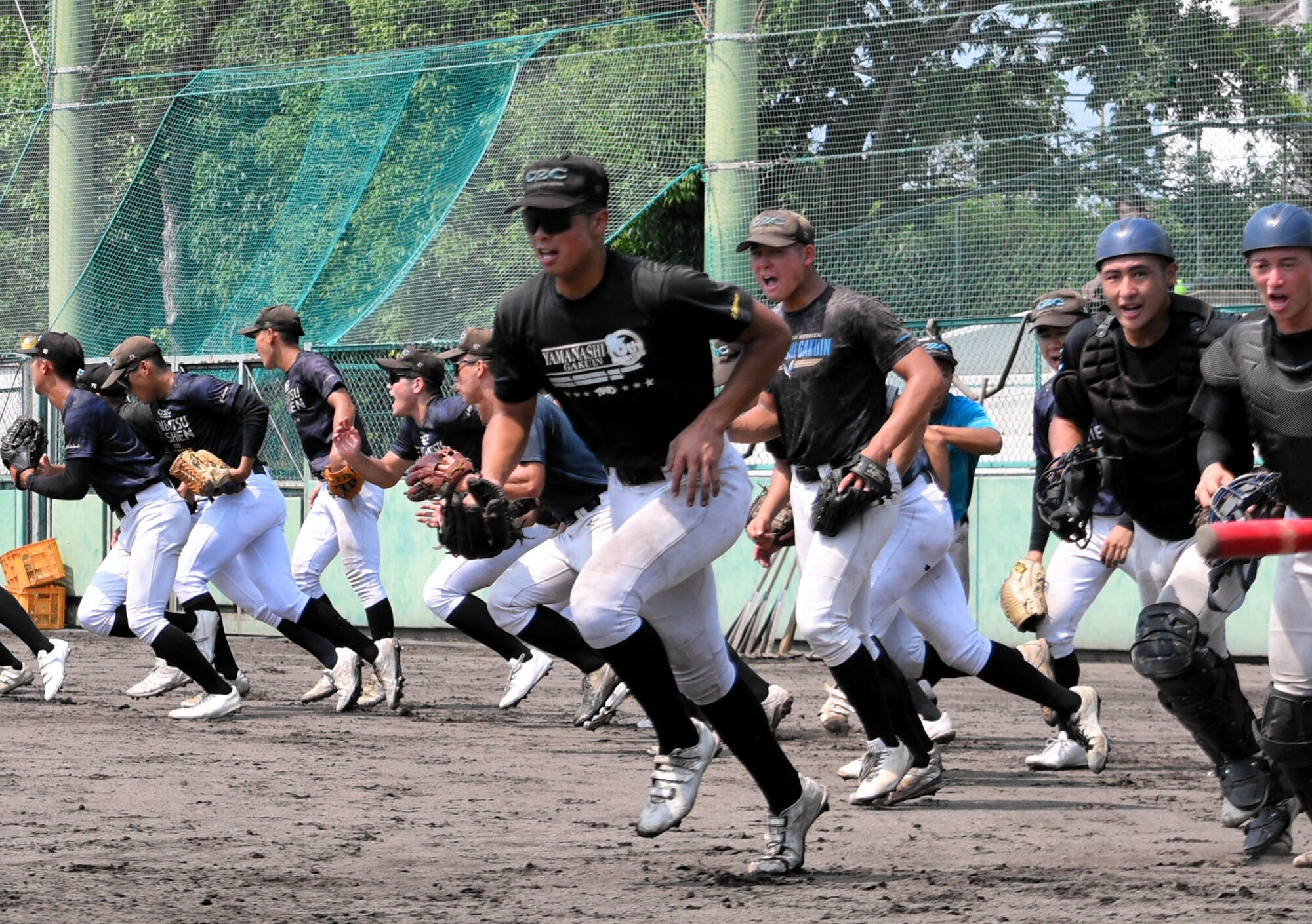 グラウンドに飛び出す山梨学院の選手たち=2025年8月15日、兵庫県西宮市、池田拓哉撮影