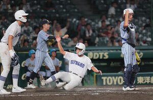 岐阜商対東海大熊星翔　5回表県岐阜商2死一、三塁稲熊桜史は内山元太の右翼線逆転2点適時二塁打で生還する(撮影･宮崎幸一)