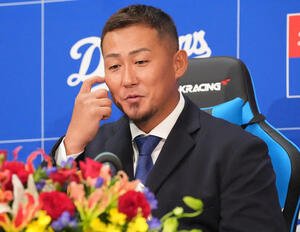 現役引退を表明し会見する中田(撮影･森本幸一)
