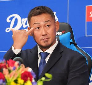 会見で質問を聞き入る中日中田(撮影･森本幸一)