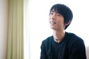 本紙インタビューに臨み、笑みを浮かべる羽生結弦さん(25年7月9日撮影)