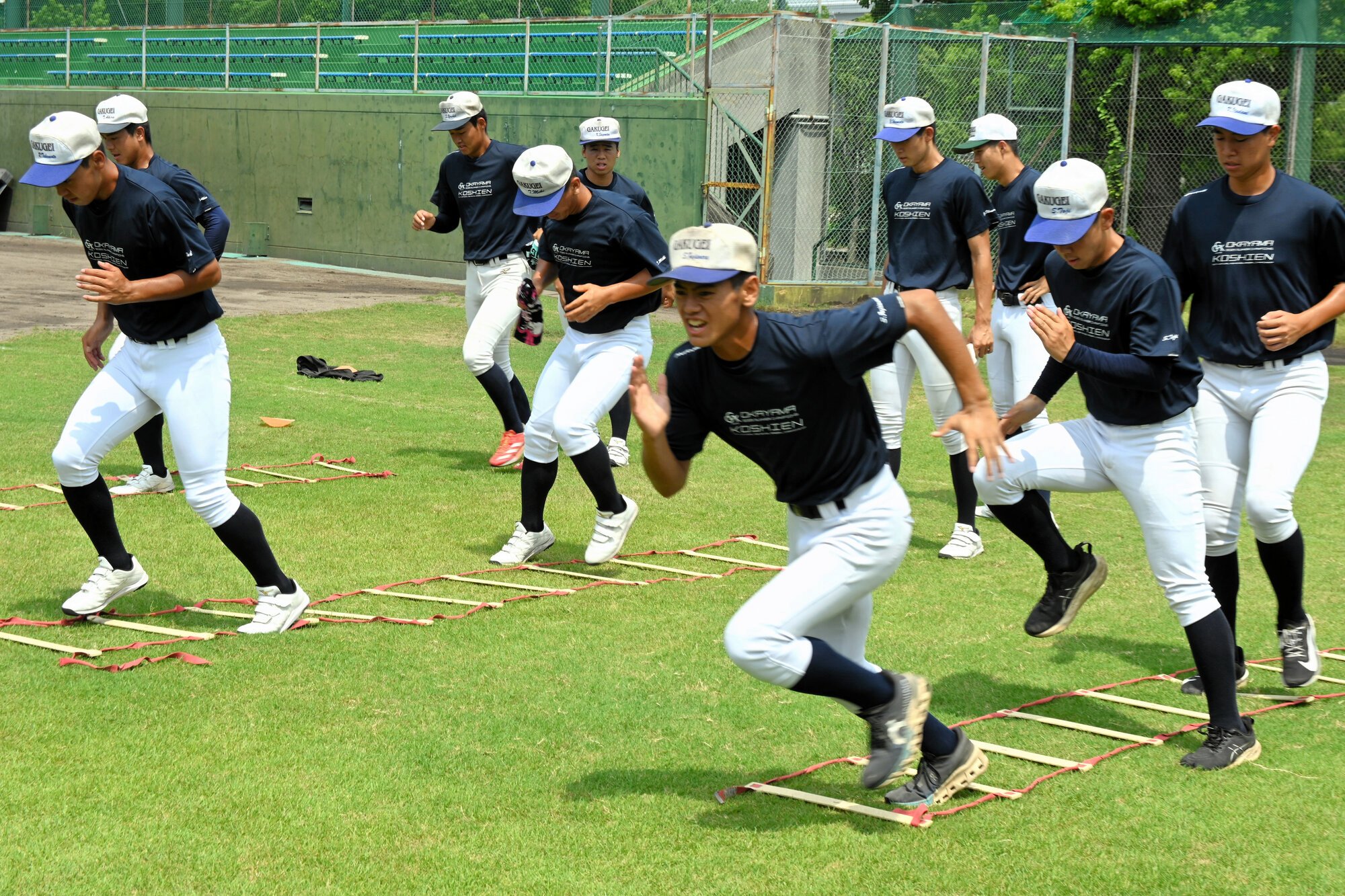 トレーニングする岡山学芸館の選手たち=2025年8月15日午前10時53分、兵庫県西宮市、上山崎雅泰撮影