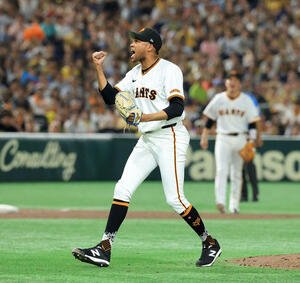 巨人対阪神　9回表阪神の攻撃を抑え、通算200セーブし雄たけびを上げガッツポーズのマルティネス(撮影･浅見桂子)
