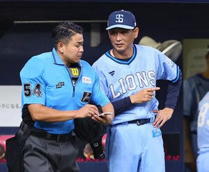 オリックス対西武　8回、交代を告げる西武西口監督(撮影･藤尾明華)