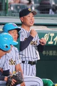 県岐阜商対東海大熊本星翔　7回裏、サインを出す東海大熊本星翔の野仲監督(右)(撮影･上山淳一)