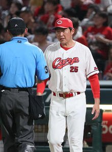 広島対ヤクルト　7回裏終了時、交代を告げる新井監督(撮影･加藤孝規)