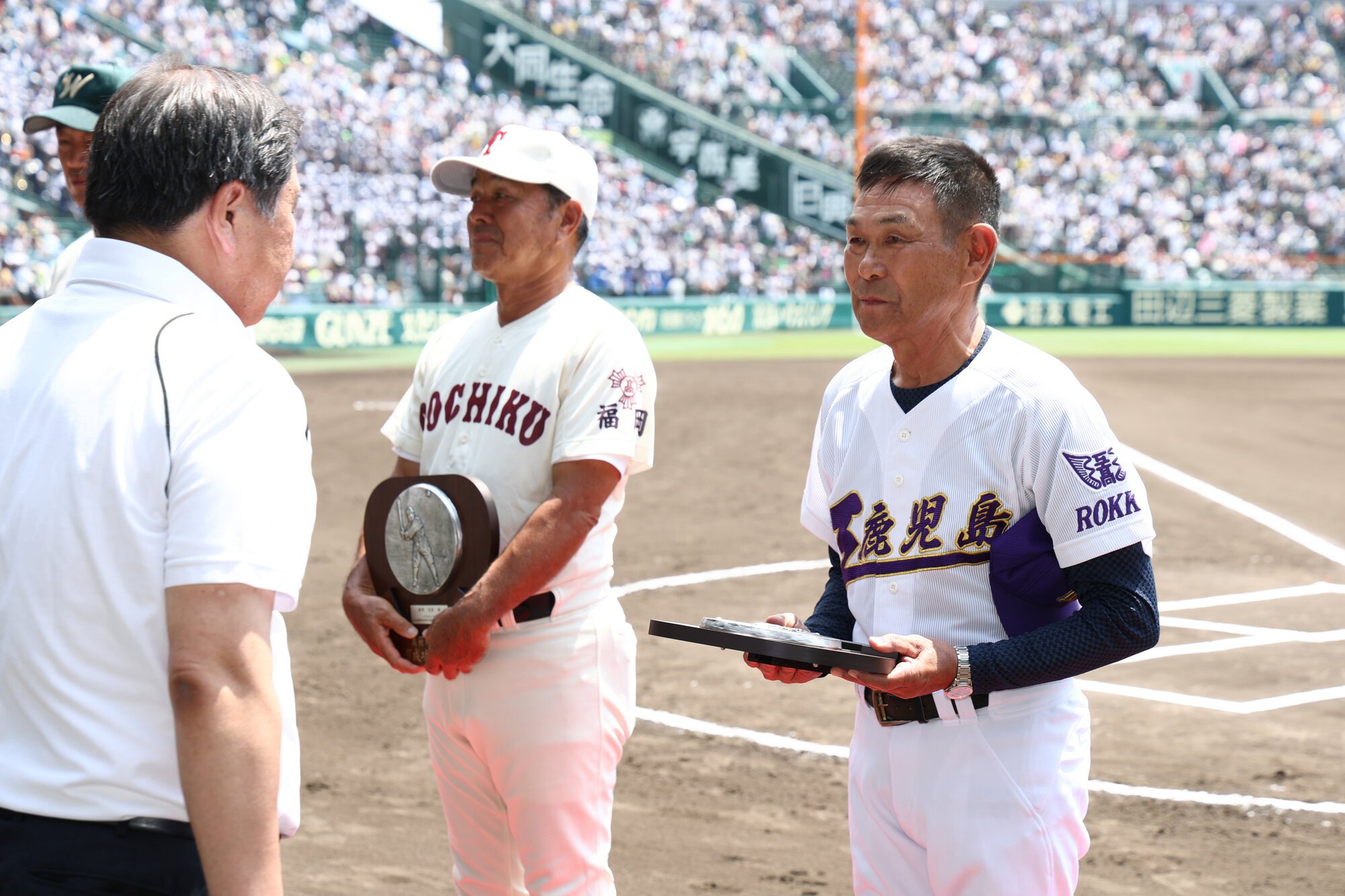 育成功労賞を受賞した中迫俊明さん(右)=2025年8月15日午後0時4分、阪神甲子園球場、竹花徹朗撮影