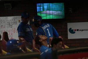 楽天対日本ハム　　敗戦で引き揚げる日本ハム新庄監督。手前右は清宮幸、同左は万波(撮影･井上学)