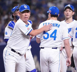 中日対DeNA 10回表DeNA無死一塁、井上監督(左から2人目)は藤嶋に言葉をかける(撮影･森本幸一)