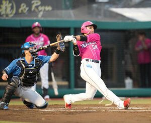 楽天対日本ハム　1回裏楽天1死一、二塁、右越え3点本塁打を放つ黒川(撮影･井上学)