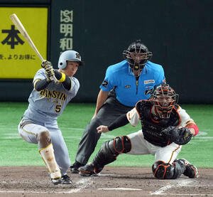 巨人対阪神　4回表阪神2死二、三塁、左前に2点適時打を放つ近本(撮影･たえ見朱実)