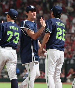 広島対ヤクルト　高津監督(右)に迎えられる高梨(撮影･加藤孝規)