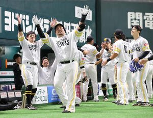 ソフトバンク対ロッテ　7回裏ソフトバンク2死満塁、山川は満塁本塁打を放ちポーズを決める(撮影･梅根麻紀)